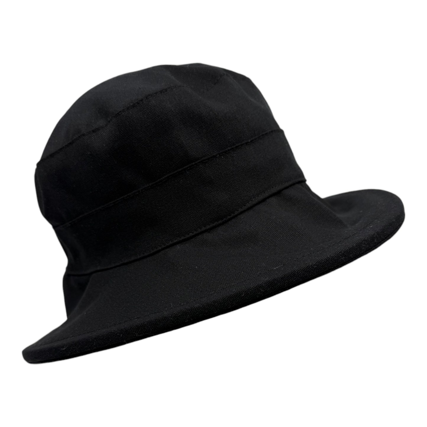 Chapeau en lin à large bord, fait à la main à Montréal par Geneviève Dostaler, avec protection solaire UV50+