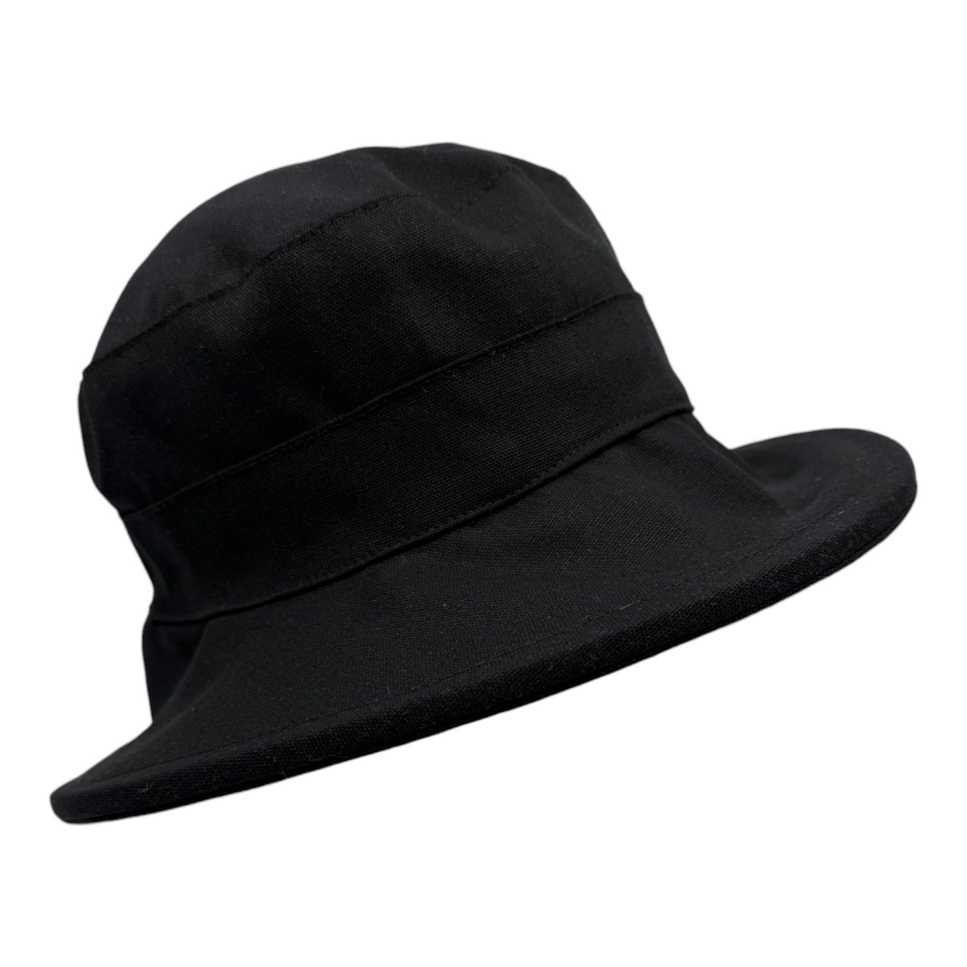 Chapeau en lin à large bord, fait à la main à Montréal par Geneviève Dostaler, avec protection solaire UV50+