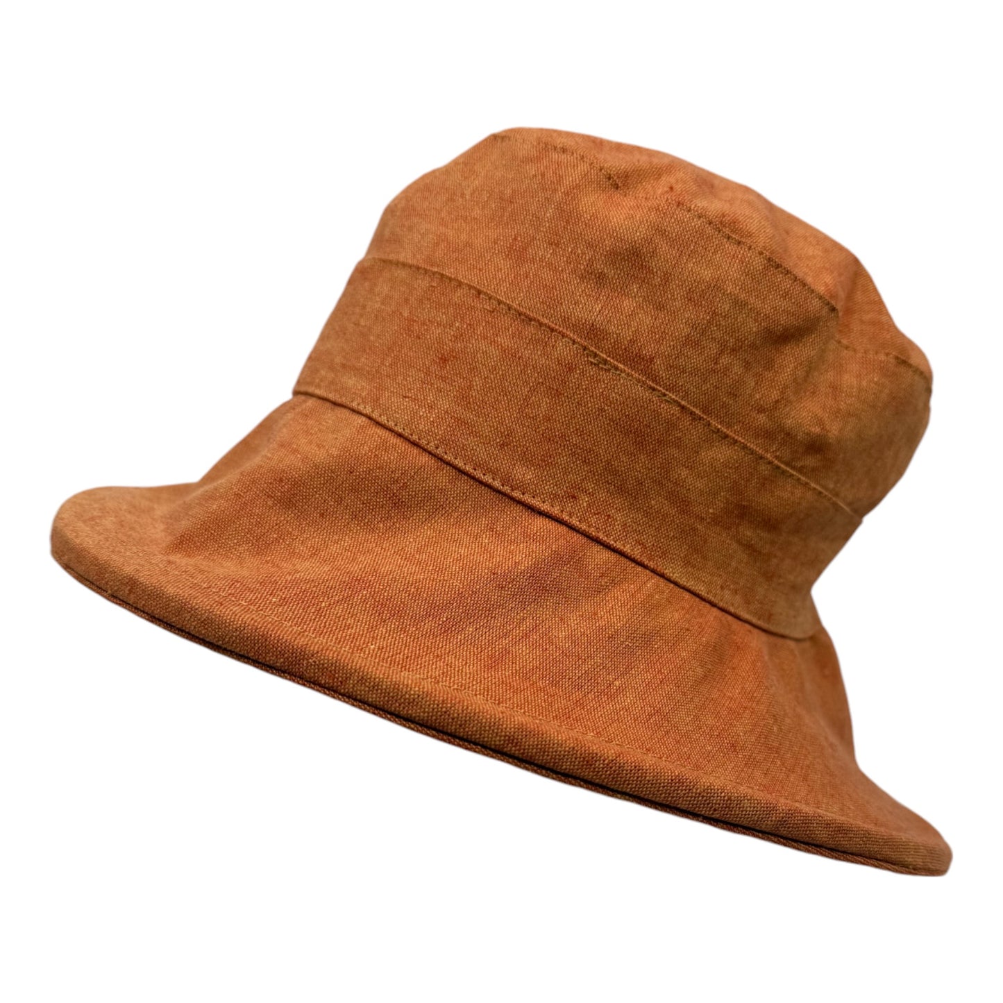 Chapeau en lin à large bord, fait à la main à Montréal par Geneviève Dostaler, avec protection solaire UV50+