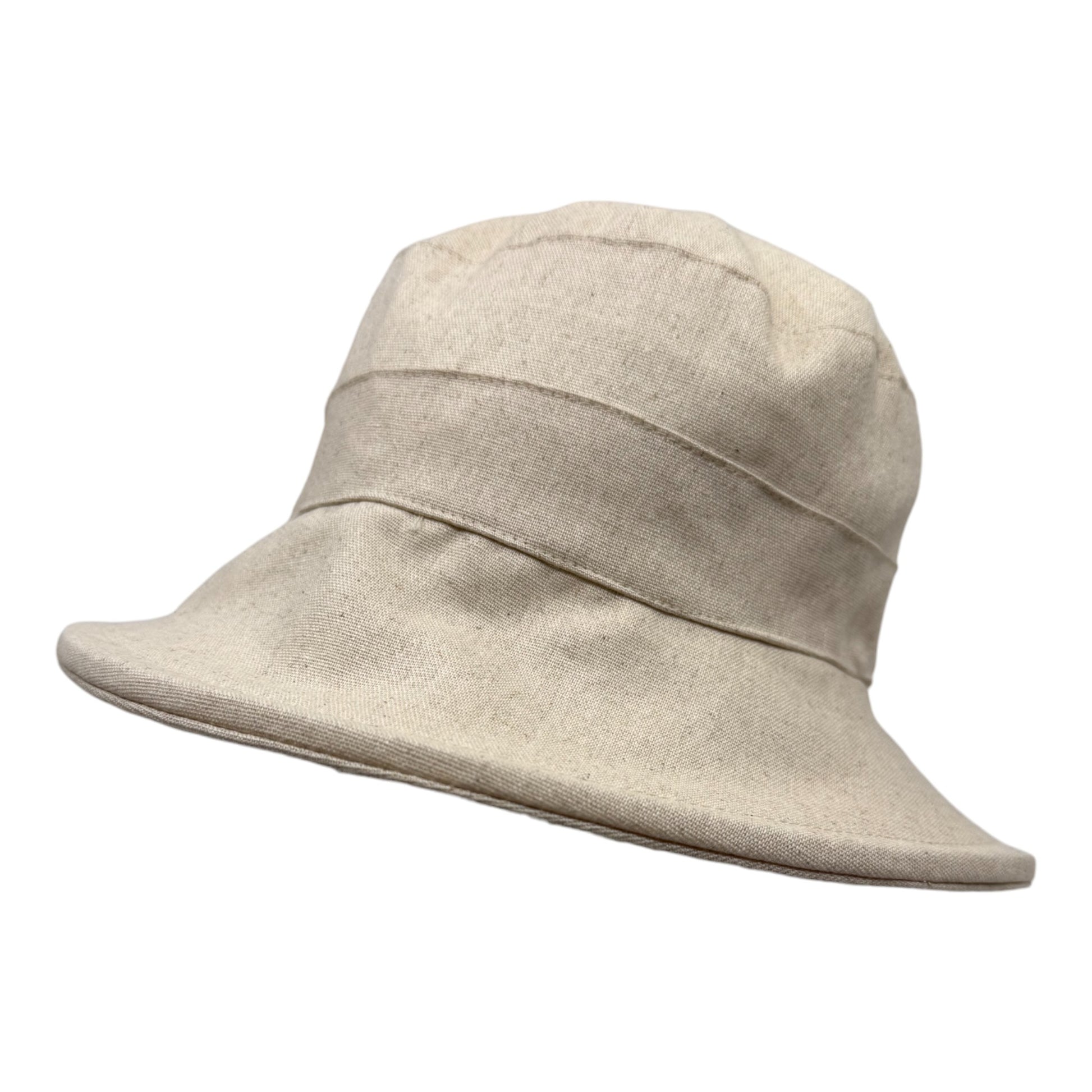 Chapeau en lin à large bord, fait à la main à Montréal par Geneviève Dostaler, avec protection solaire UV50+