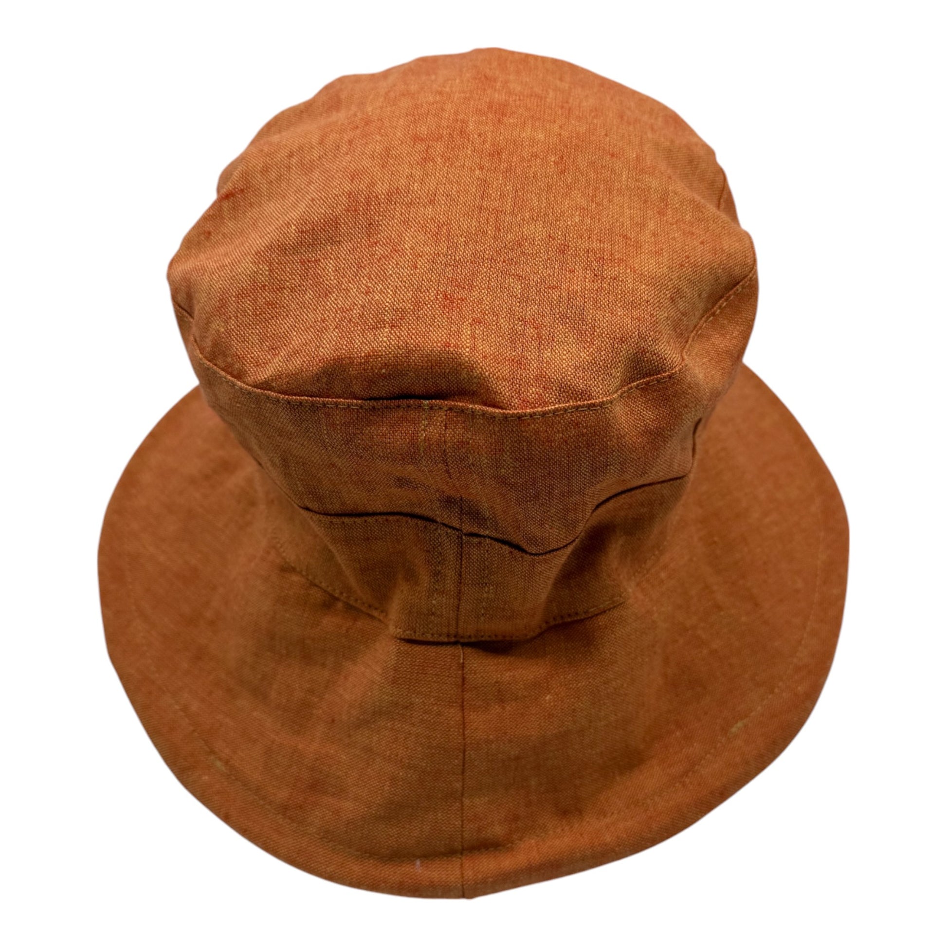 Chapeau en lin à large bord, fait à la main à Montréal par Geneviève Dostaler, avec protection solaire UV50+