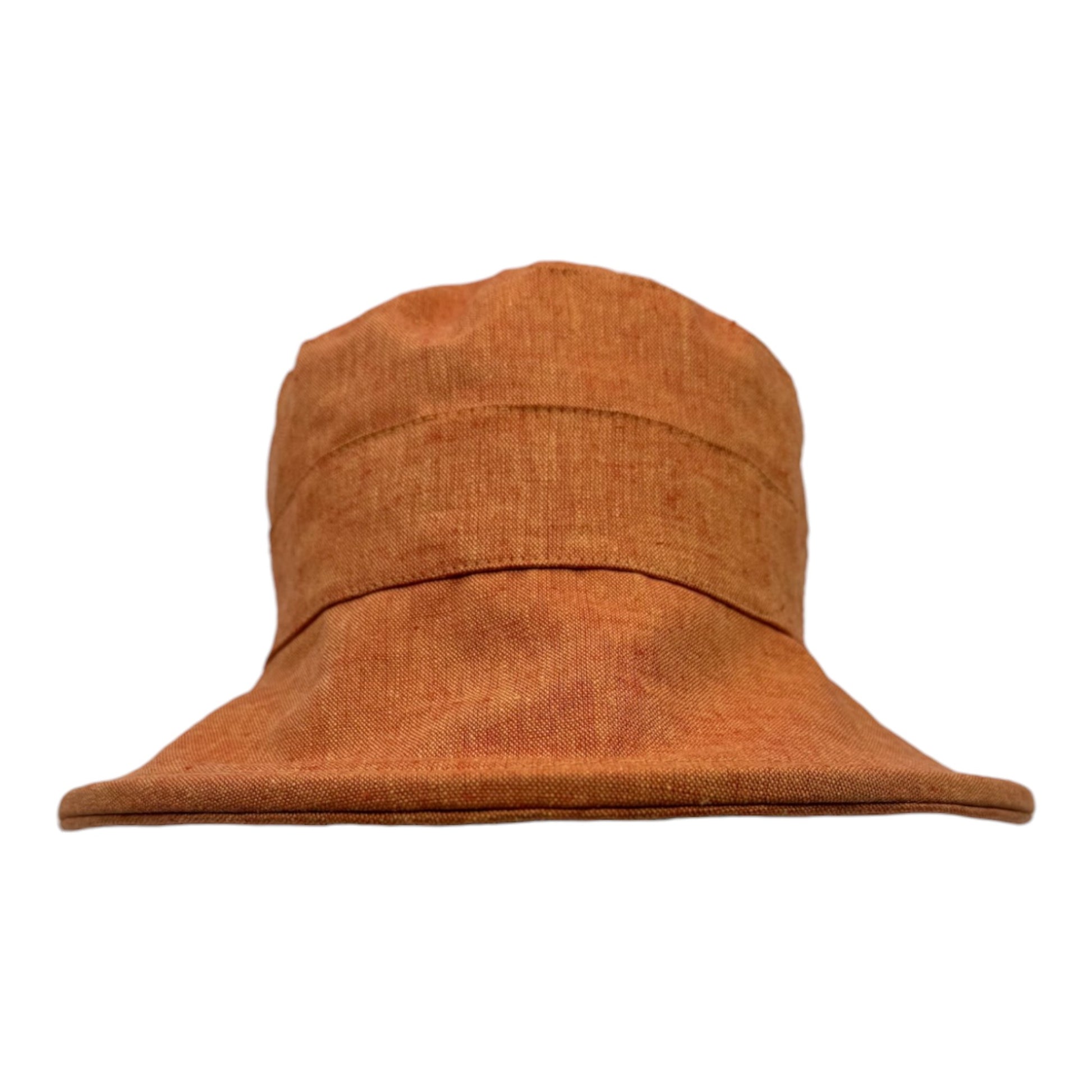Chapeau en lin à large bord, fait à la main à Montréal par Geneviève Dostaler, avec protection solaire UV50+