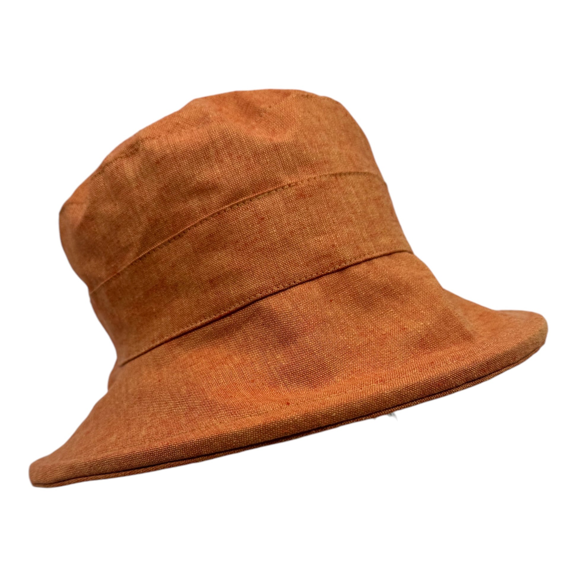 Chapeau en lin à large bord, fait à la main à Montréal par Geneviève Dostaler, avec protection solaire UV50+