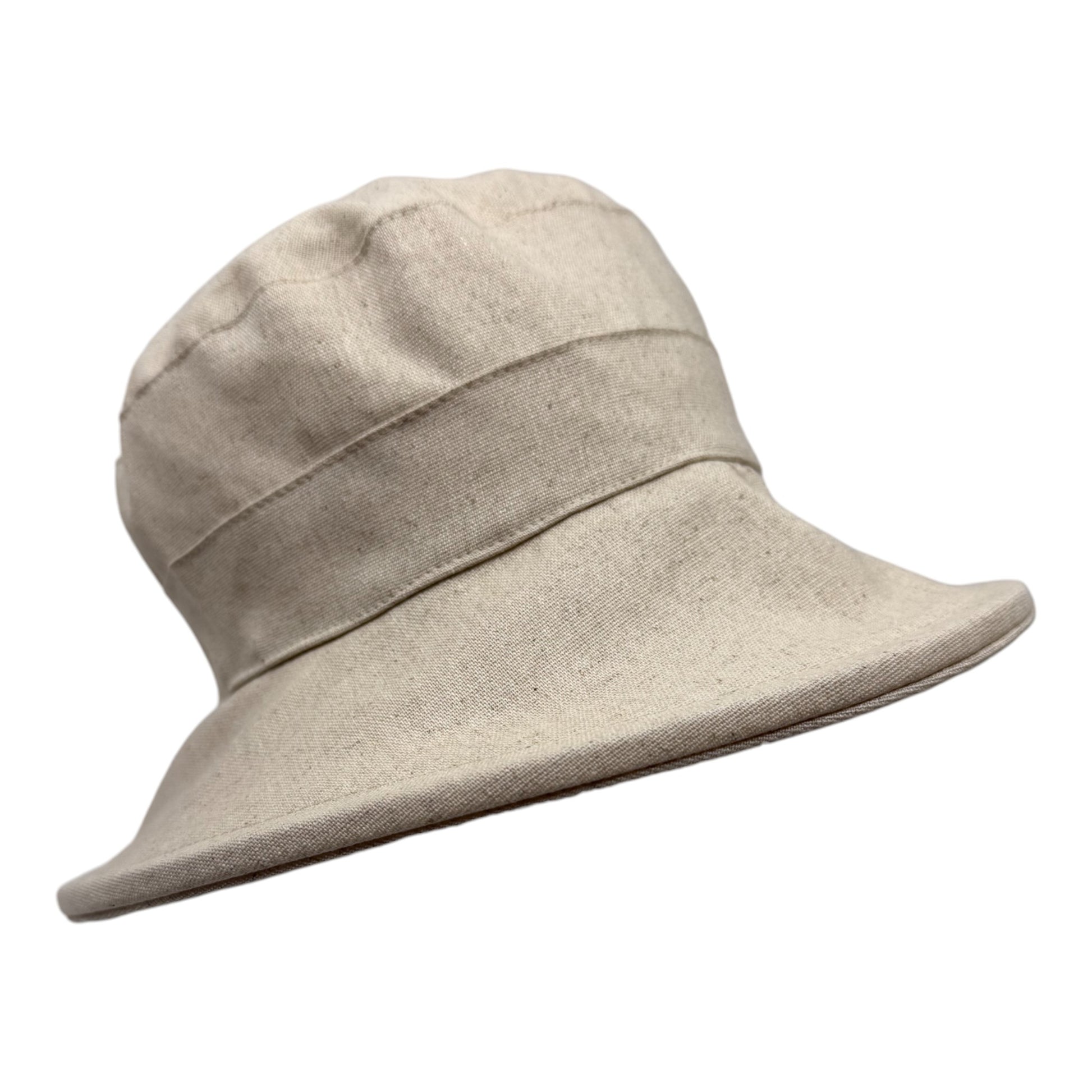 Chapeau en lin à large bord, fait à la main à Montréal par Geneviève Dostaler, avec protection solaire UV50+