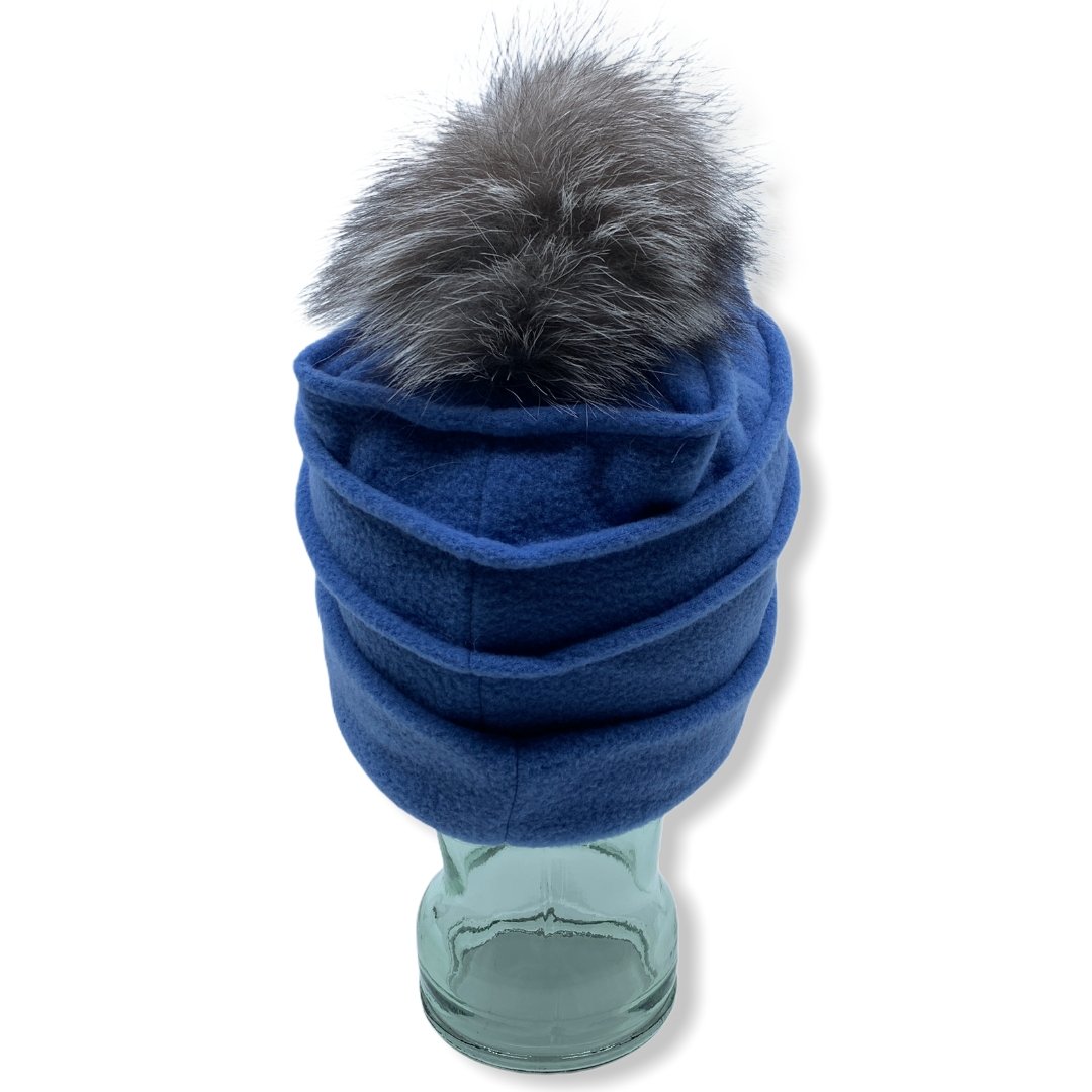 Tuque en polar bleu | Pompom | Femme | Chapeaux | Fabrique au Canada | Montreal | Genevieve Dostaler