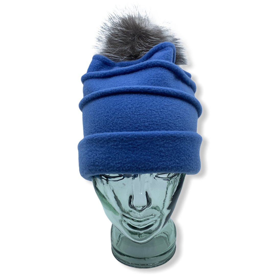 Tuque en polar bleu | Pompom | Femme | Chapeaux | Fabrique au Canada | Montreal | Genevieve Dostaler