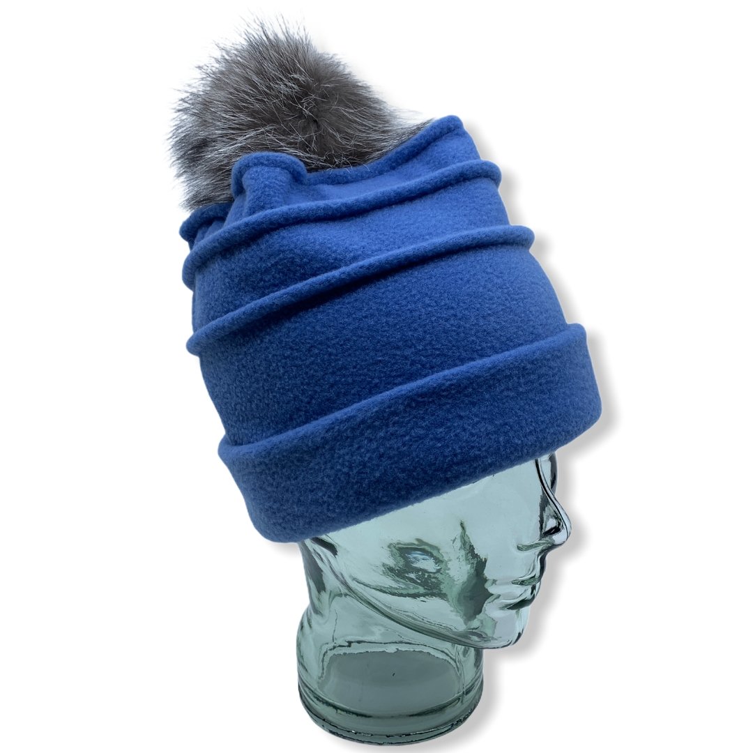 Tuque en polar bleu | Pompom | Femme | Chapeaux | Fabrique au Canada | Montreal | Genevieve Dostaler