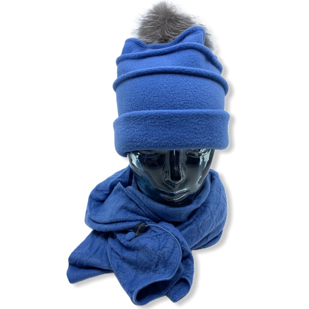 Tuque en polar bleu | Pompom | Femme | Chapeaux | Fabrique au Canada | Montreal | Genevieve Dostaler