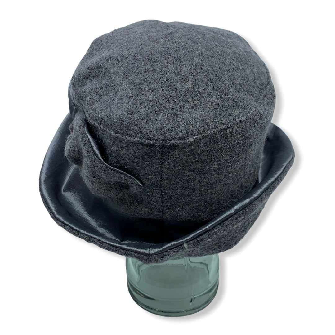 Chapeau cloche d'hiver gris avec taffeta | Large rebord | Femme | Fabriqué au Canada | Montreal | Genevieve Dostaler