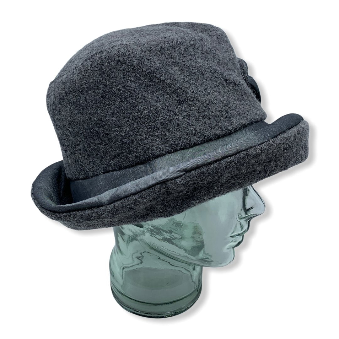Chapeau cloche d'hiver gris avec taffeta | Large rebord | Femme | Fabriqué au Canada | Montreal | Genevieve Dostaler