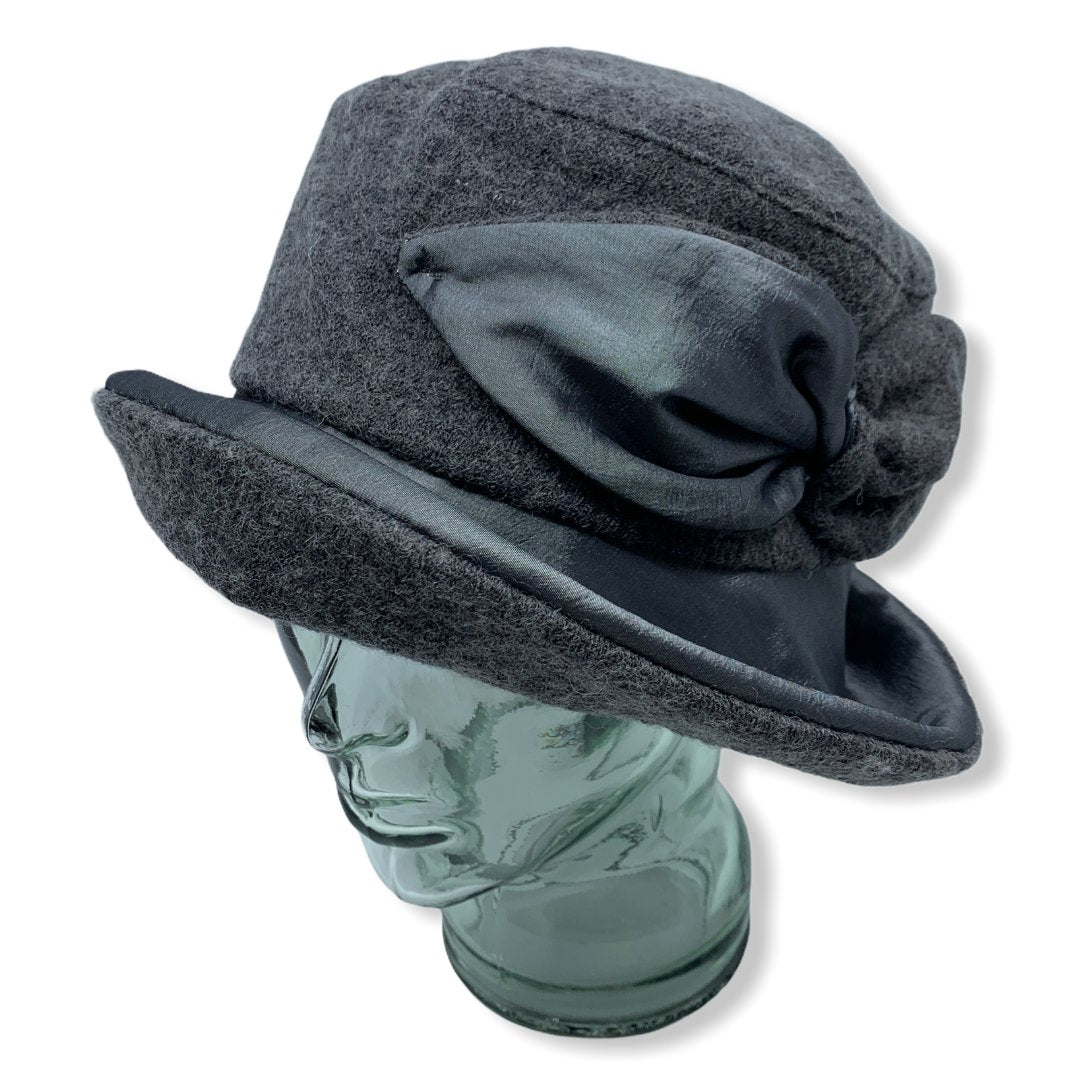 Chapeau cloche d'hiver gris avec taffeta | Large rebord | Femme | Fabriqué au Canada | Montreal | Genevieve Dostaler