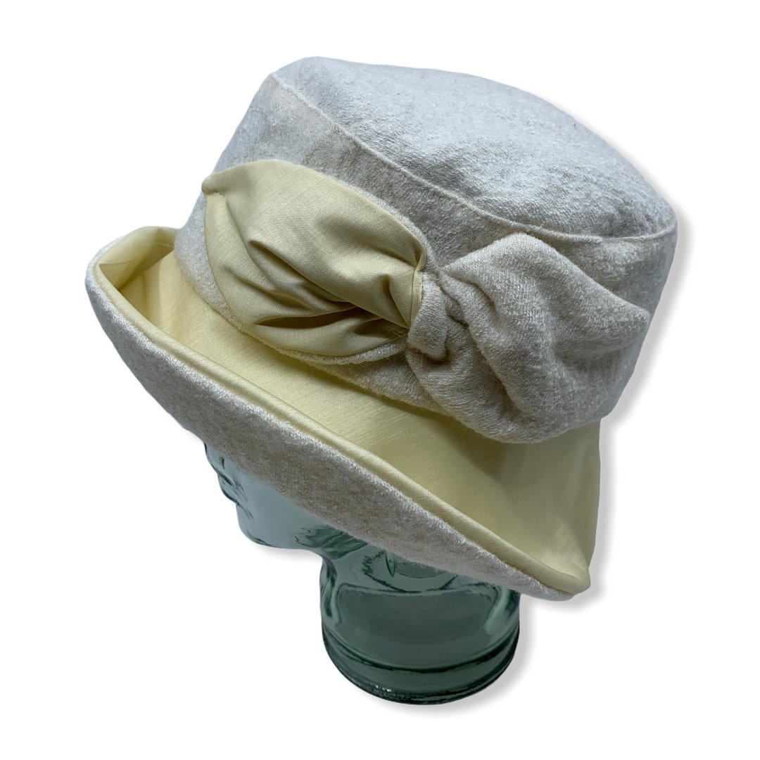 Chapeau cloche d'hiver blanc avec taffeta | Large rebord | Femme | Fabriqué au Canada | Montreal | Genevieve Dostaler