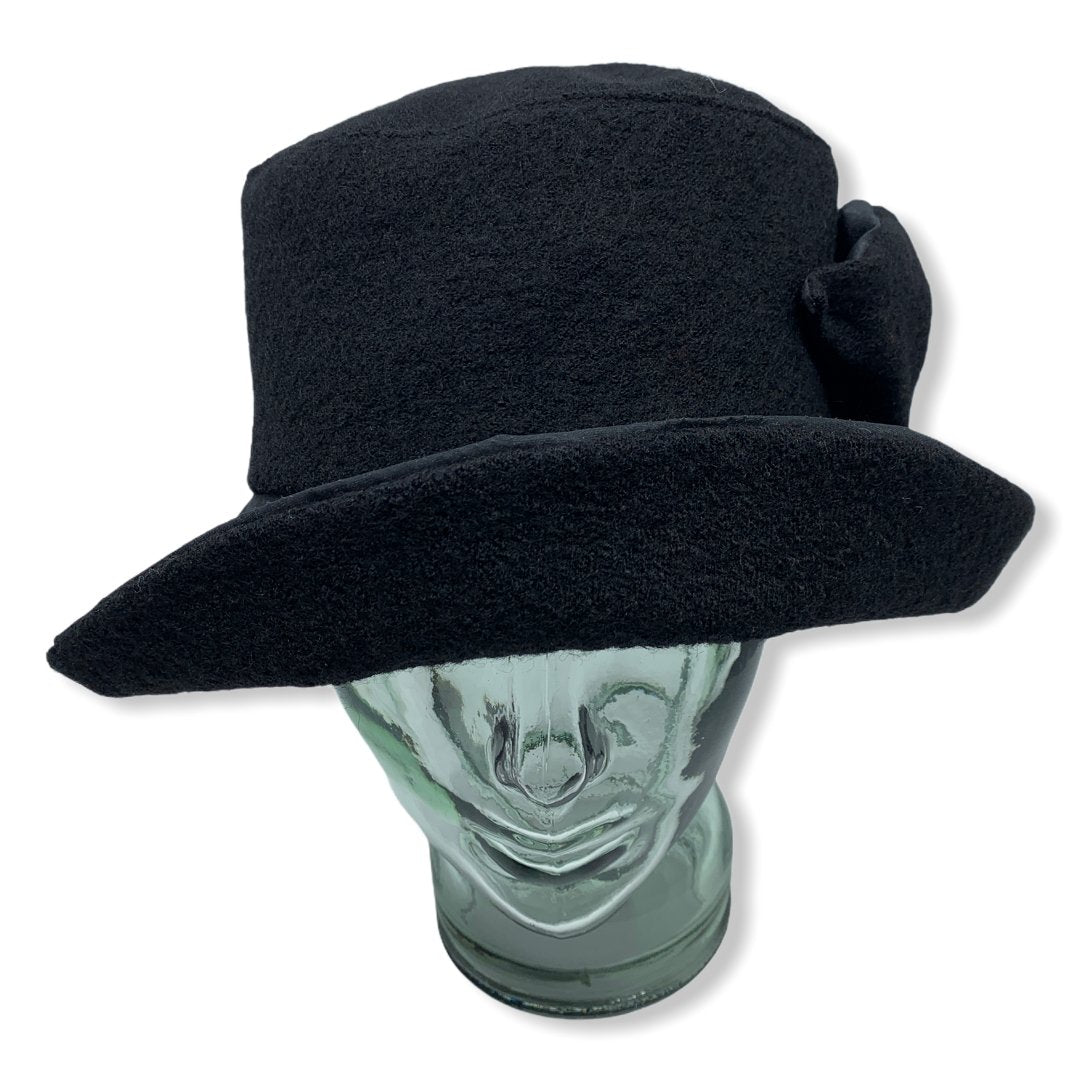 Chapeau cloche d'hiver noir avec taffeta | Large rebord | Femme | Fabriqué au Canada | Montreal | Genevieve Dostaler