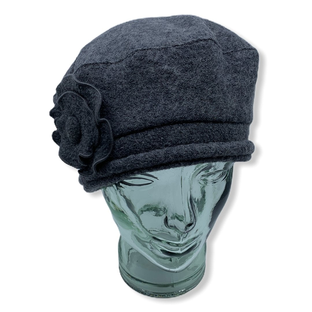 Beret d'hiver gris | fleur | Femme | Chapeaux | Fabrique au Canada | Montreal | Genevieve Dostaler