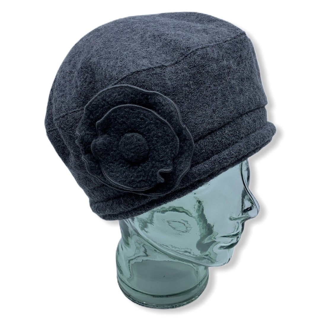 Beret d'hiver gris | fleur | Femme | Chapeaux | Fabrique au Canada | Montreal | Genevieve Dostaler