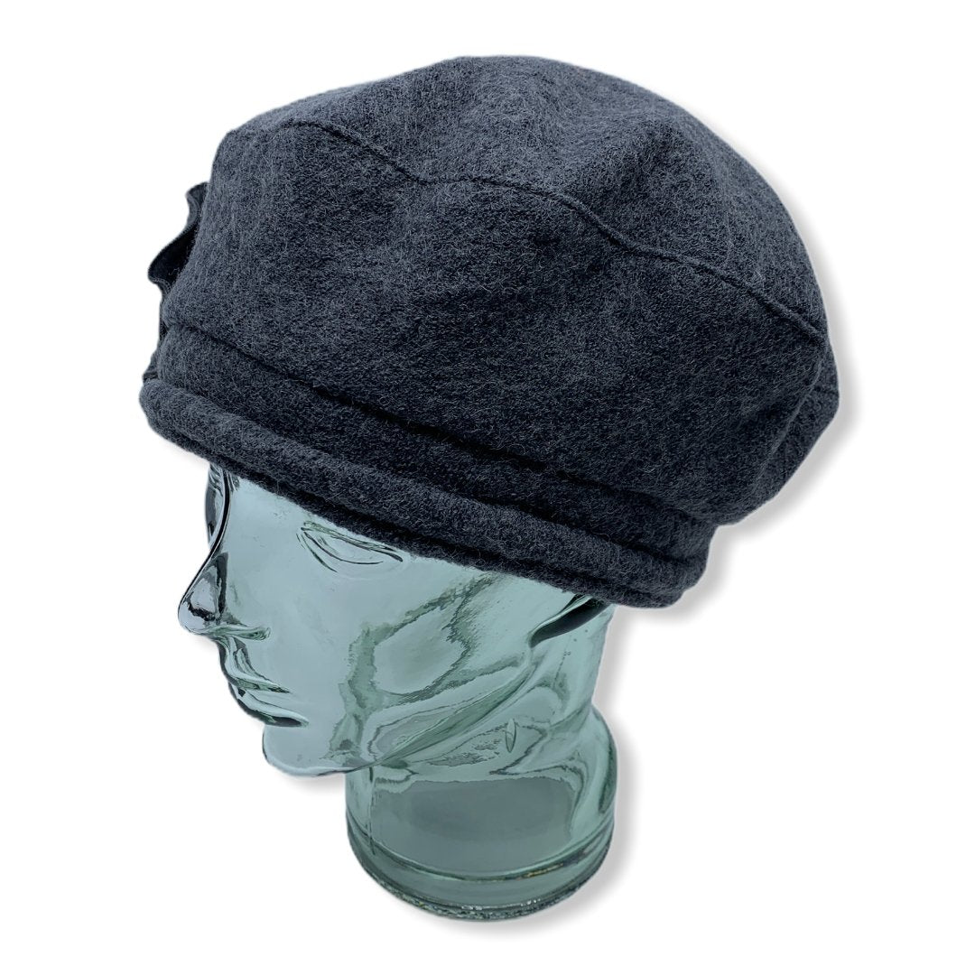 Beret d'hiver gris | fleur | Femme | Chapeaux | Fabrique au Canada | Montreal | Genevieve Dostaler