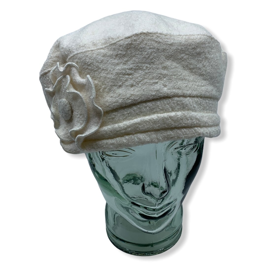 Beret d'hiver blanc | fleur | Femme | Chapeaux | Fabrique au Canada | Montreal | Genevieve Dostaler