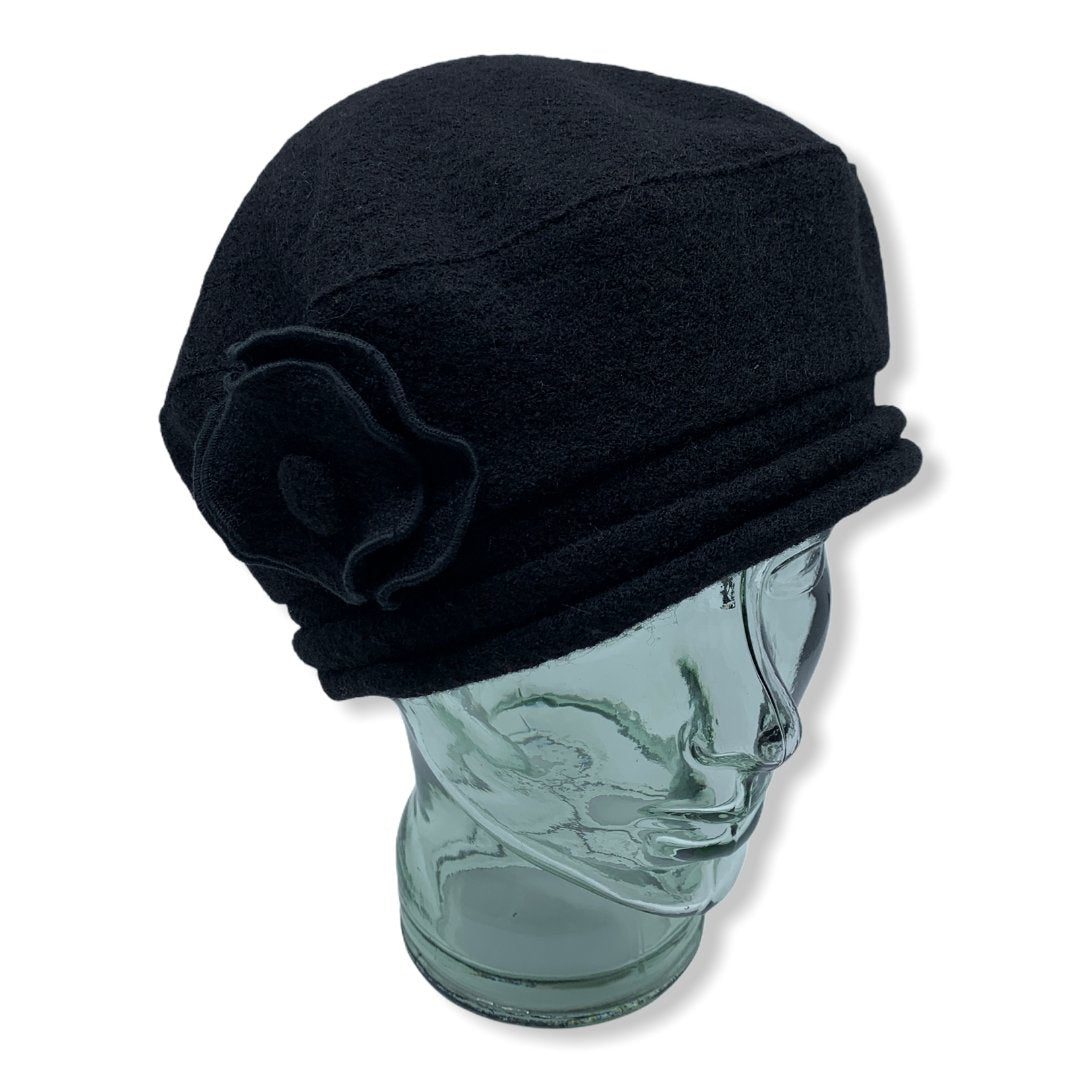 Beret d'hiver noir | fleur | Femme | Chapeaux | Fabrique au Canada | Montreal | Genevieve Dostaler