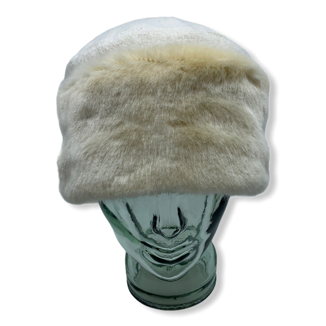 Toque russe blanche | Fausse Fourrure | laine Bouillie | Chapeaux | Fabriqué au Canada | Montreal | Genevieve Dostaler