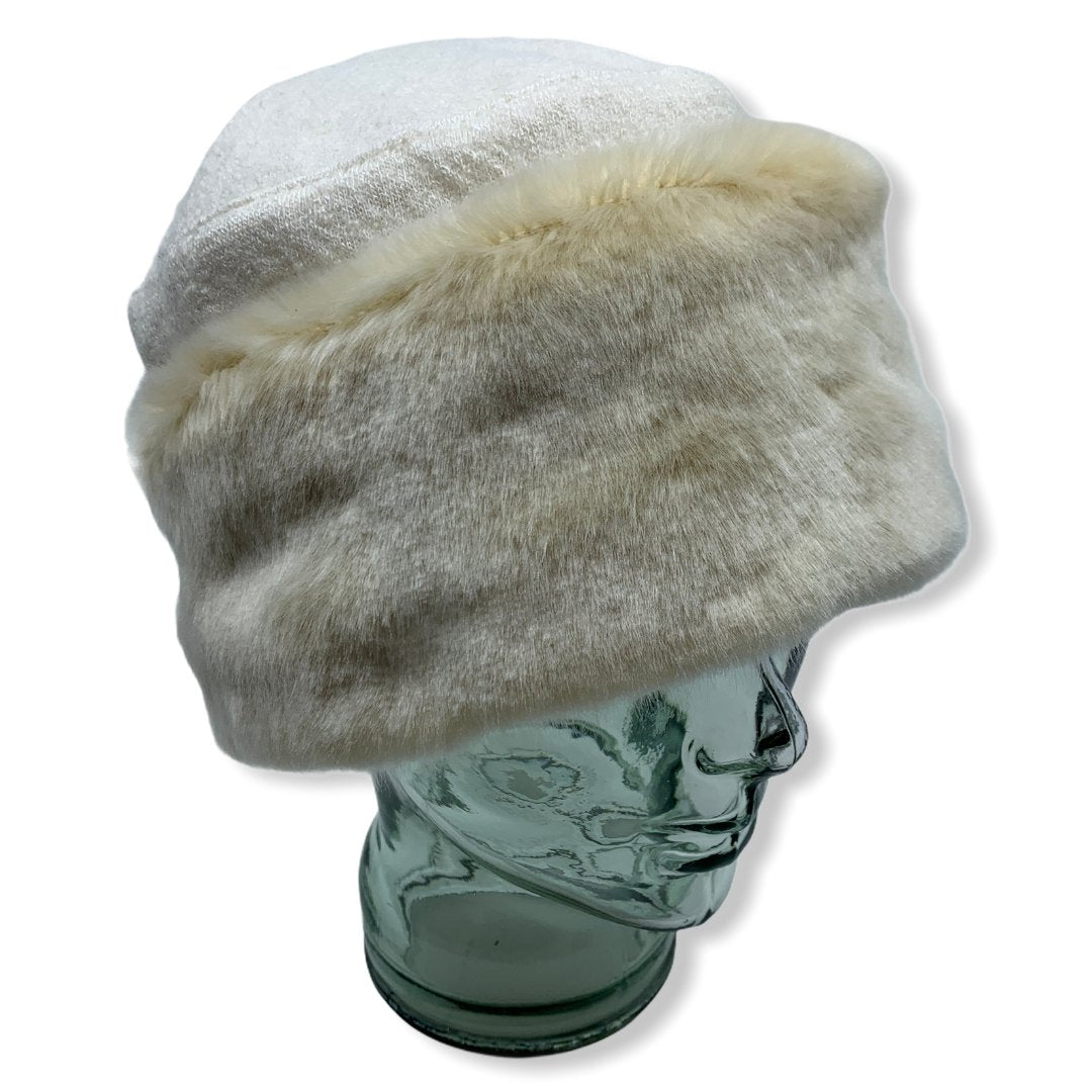 Toque russe blanche | Fausse Fourrure | laine Bouillie | Chapeaux | Fabriqué au Canada | Montreal | Genevieve Dostaler