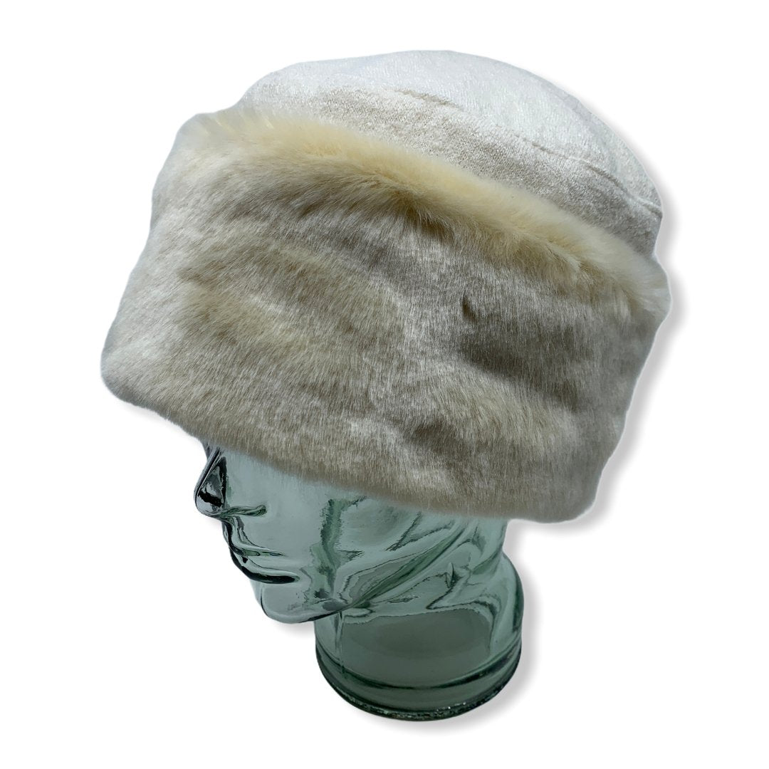 Toque russe blanche | Fausse Fourrure | laine Bouillie | Chapeaux | Fabriqué au Canada | Montreal | Genevieve Dostaler