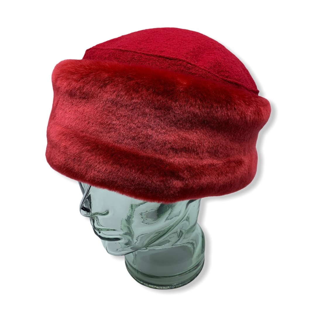 Toque russe rouge | Fausse Fourrure | laine Bouillie | Chapeaux | Fabriqué au Canada | Montreal | Genevieve Dostaler