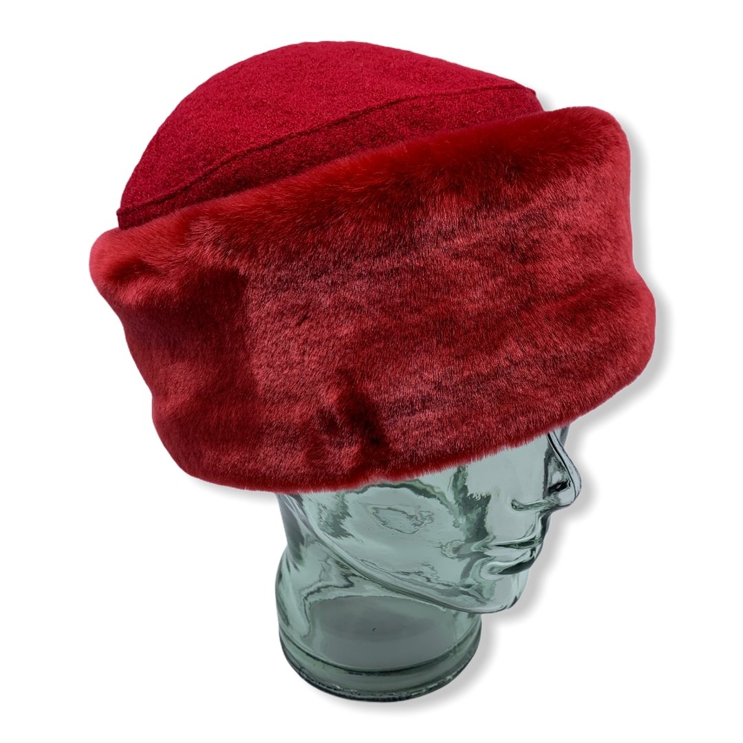 Toque russe rouge | Fausse Fourrure | laine Bouillie | Chapeaux | Fabriqué au Canada | Montreal | Genevieve Dostaler