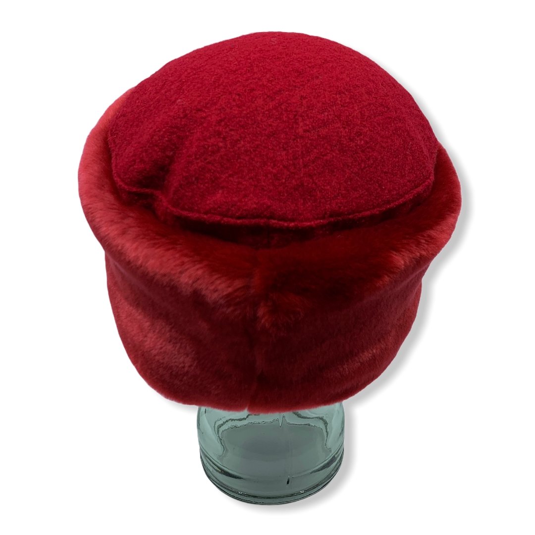 Toque russe rouge | Fausse Fourrure | laine Bouillie | Chapeaux | Fabriqué au Canada | Montreal | Genevieve Dostaler