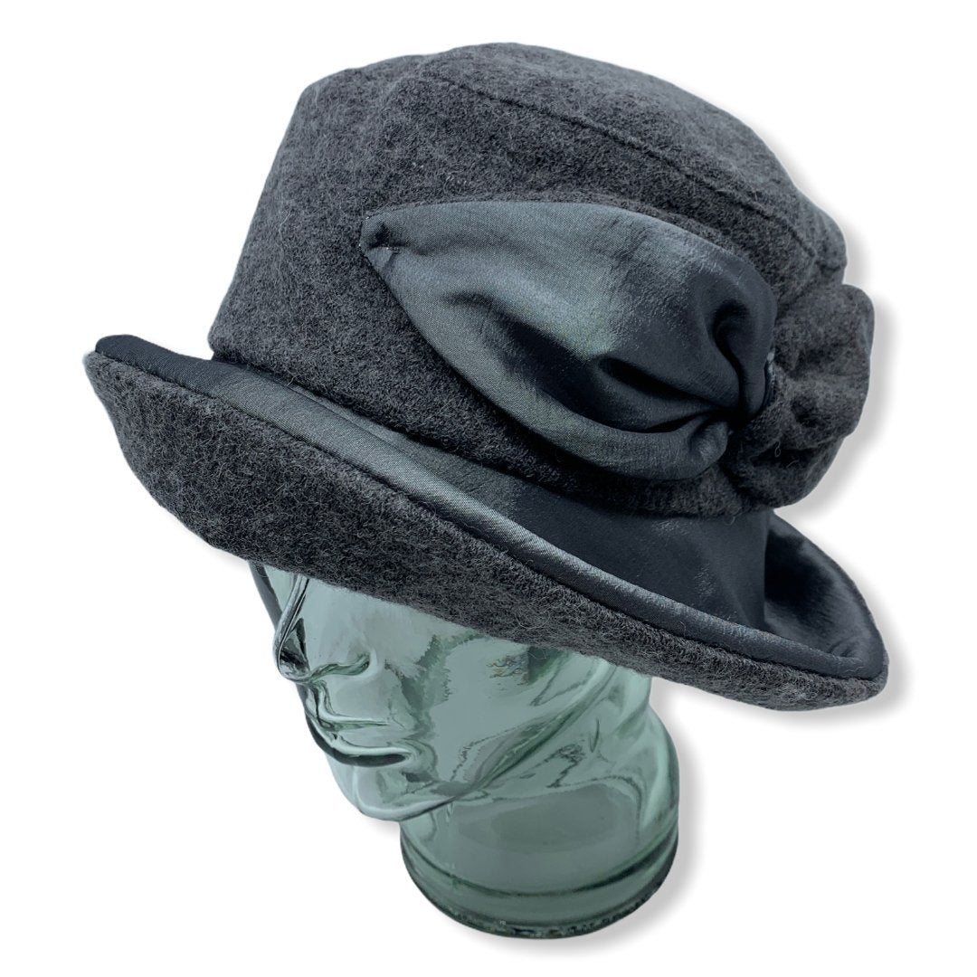 Grey winter bell hat with taffeta | Large brim | Woman | Made in Canada | Montreal | Genevieve Dostaler 