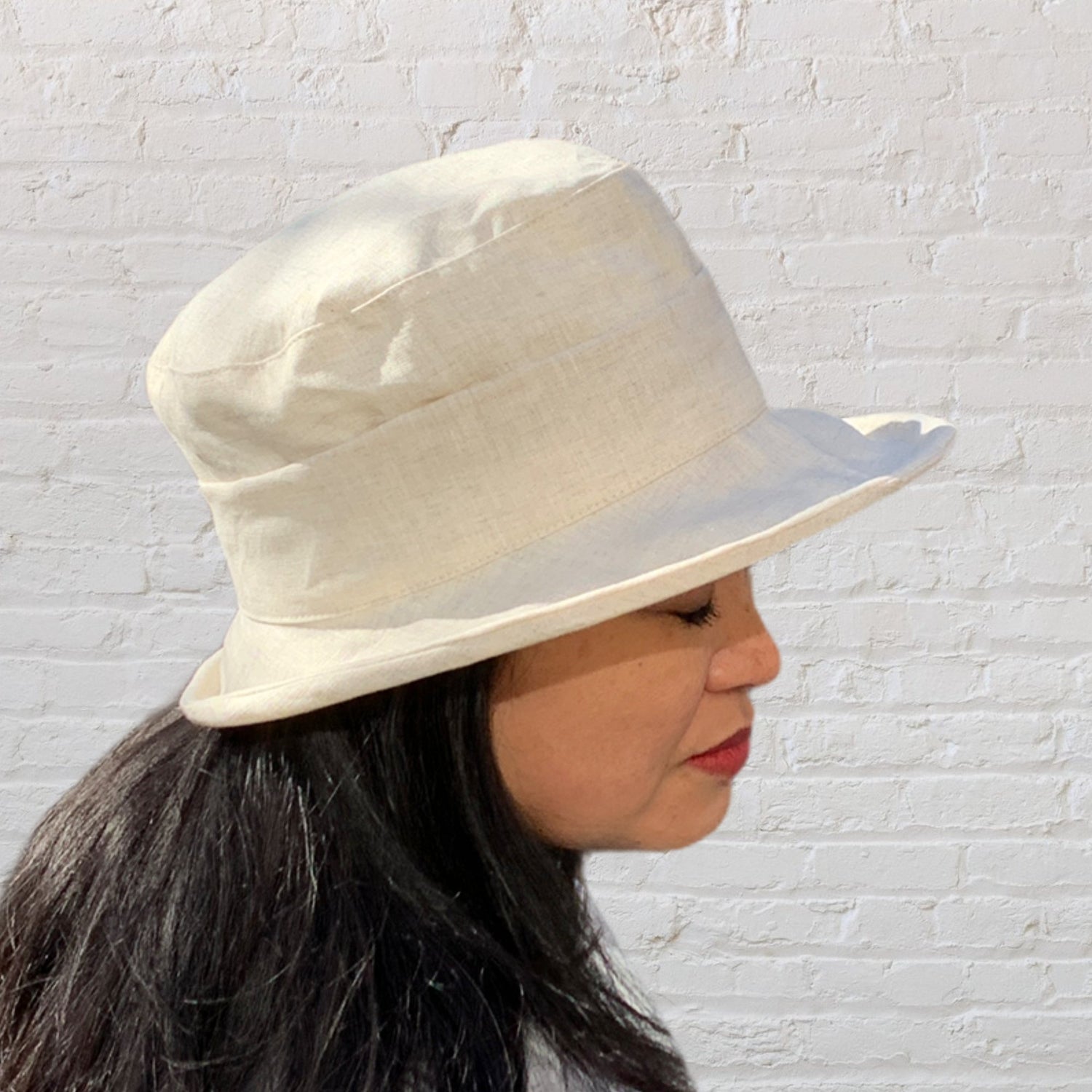 One-size-fits-all premium linen hat with UV50+ sun protection. Made in Quebec, Montreal, Canada by Geneviève Dostaler. Available in many colors. Perfect to complete your look with style and comfort.