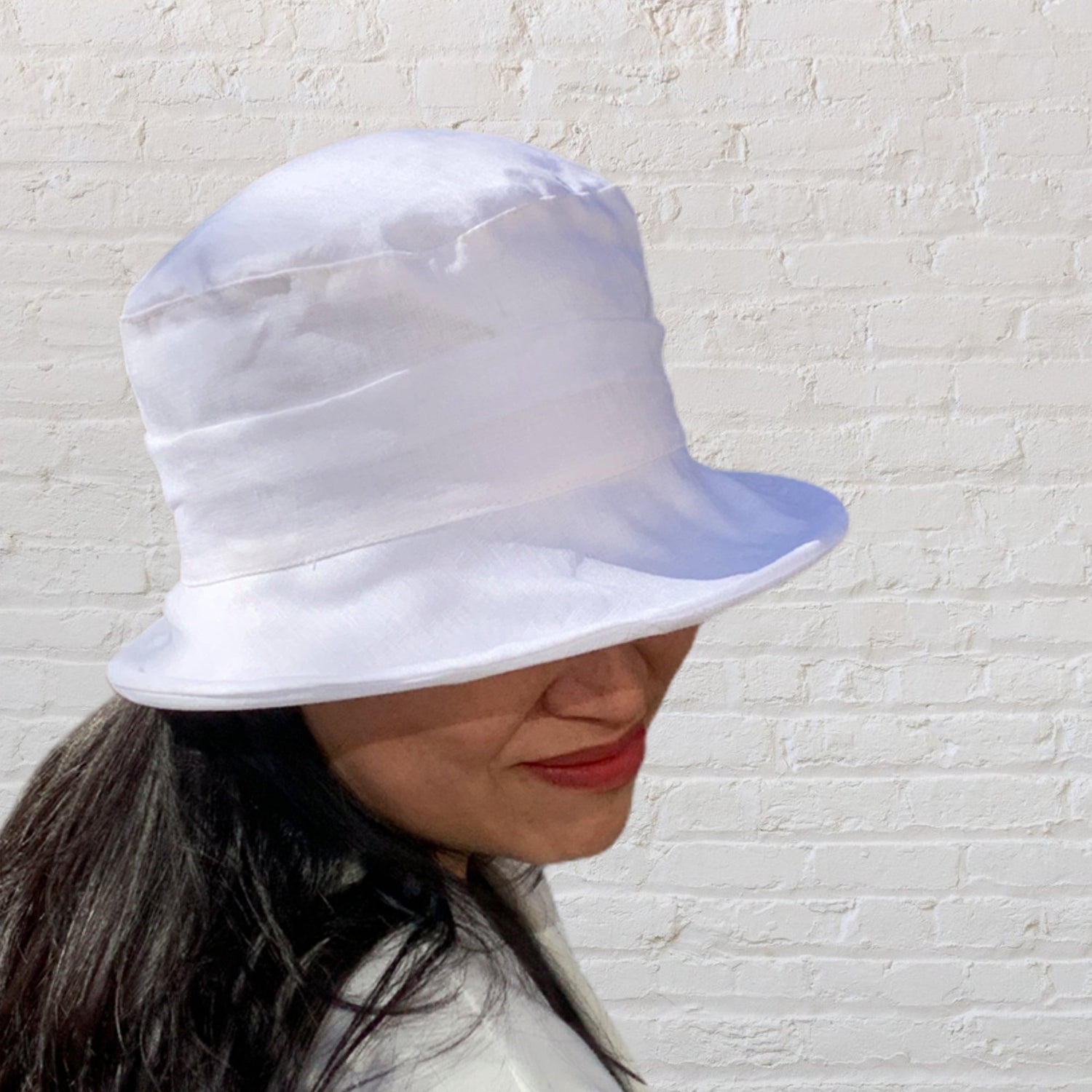 One-size-fits-all premium linen hat with UV50+ sun protection. Made in Quebec, Montreal, Canada by Geneviève Dostaler. Available in many colors. Perfect to complete your look with style and comfort.