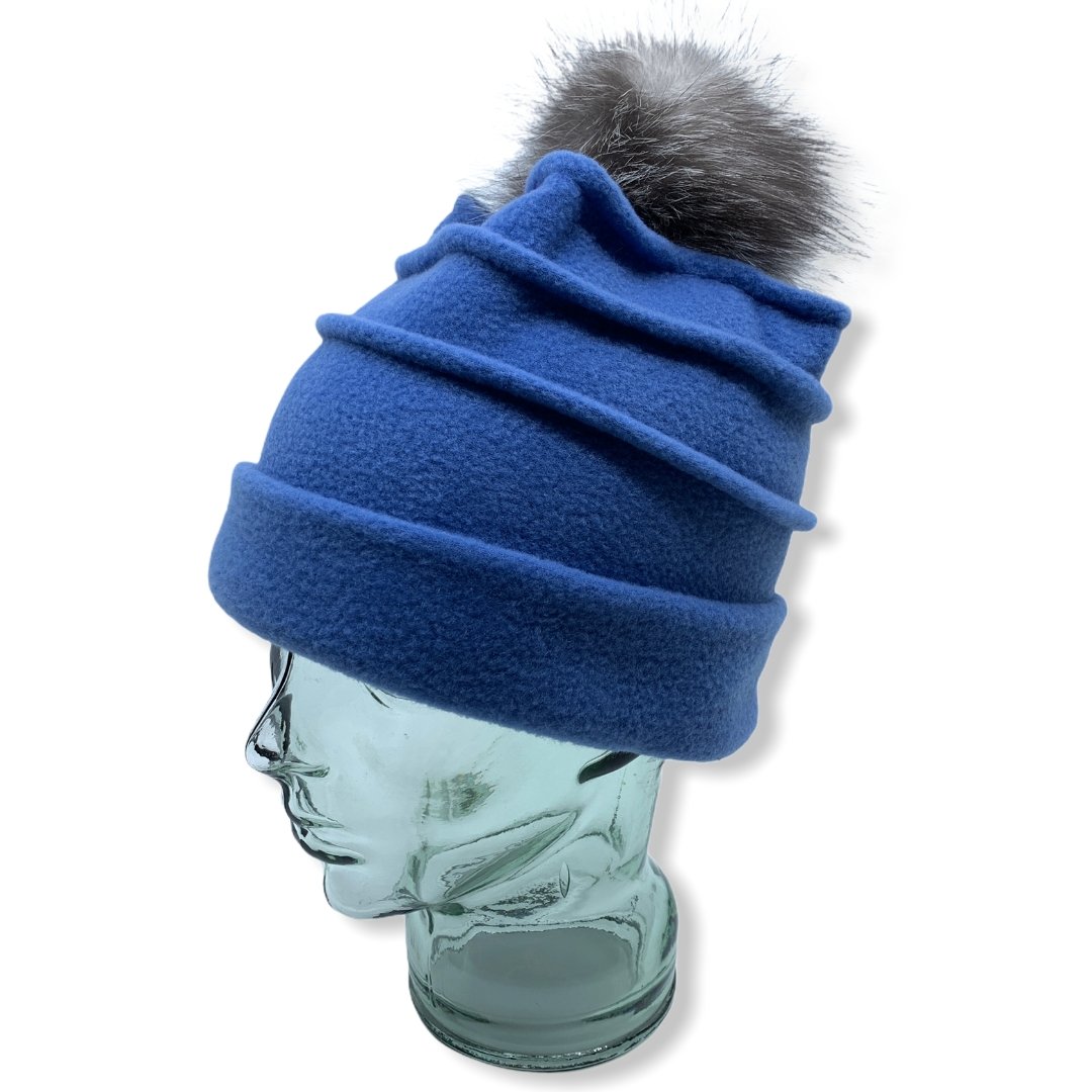 Tuque en polar bleu | Pompom | Femme | Chapeaux | Fabrique au Canada | Montreal | Genevieve Dostaler