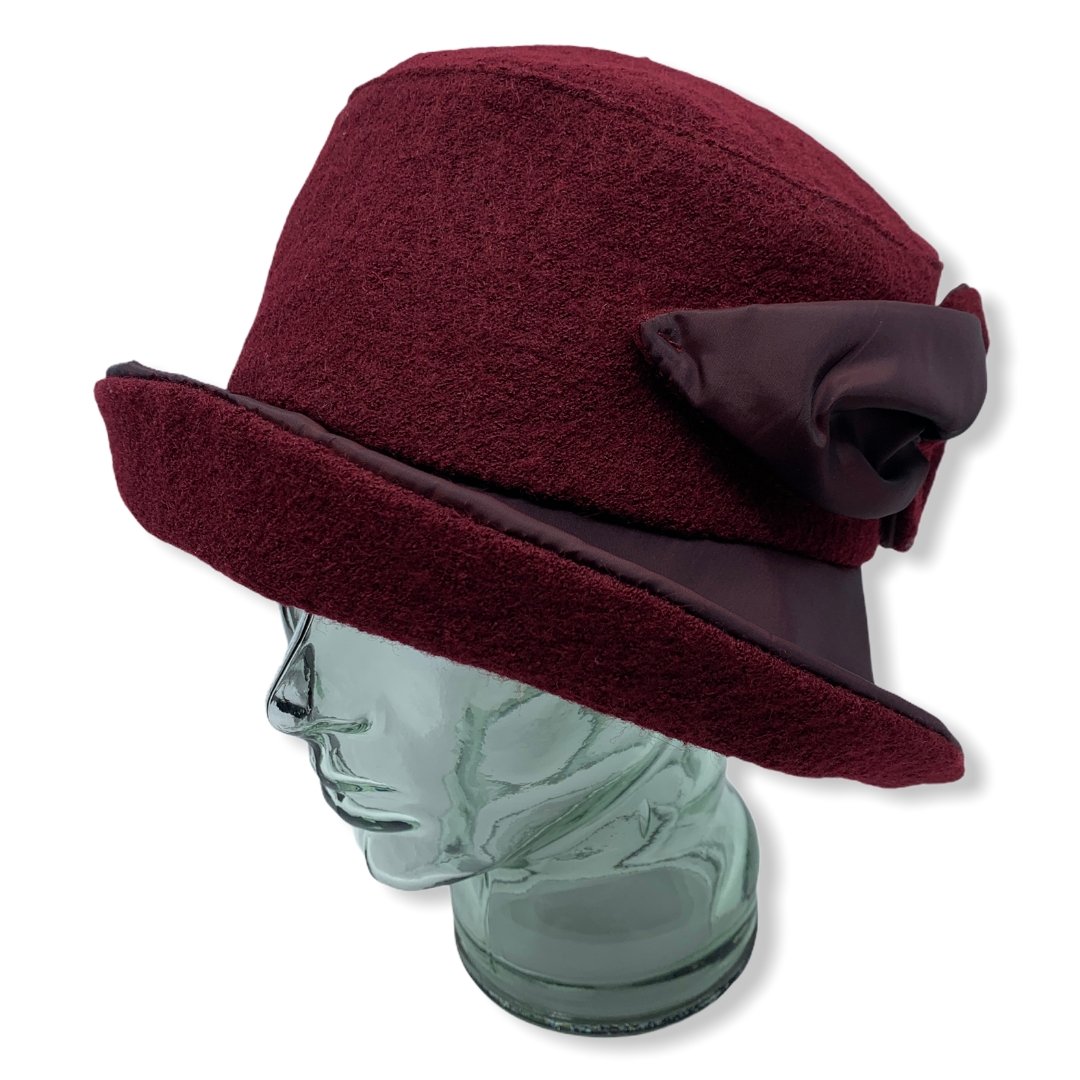 Chapeau cloche d'hiver bourgogne avec taffeta | Large rebord | Femme | Fabriqué au Canada | Montreal | Genevieve Dostaler