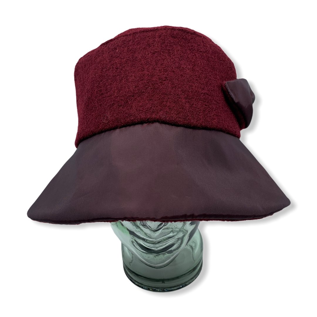Chapeau cloche d'hiver bourgogne avec taffeta | Large rebord | Femme | Fabriqué au Canada | Montreal | Genevieve Dostaler
