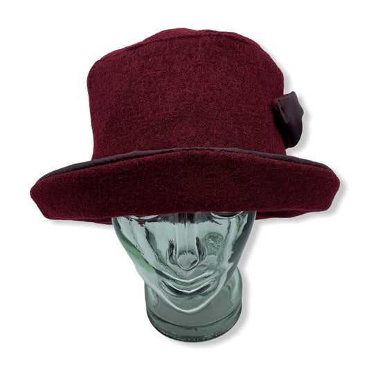 Chapeau cloche d'hiver bourgogne avec taffeta | Large rebord | Femme | Fabriqué au Canada | Montreal | Genevieve Dostaler