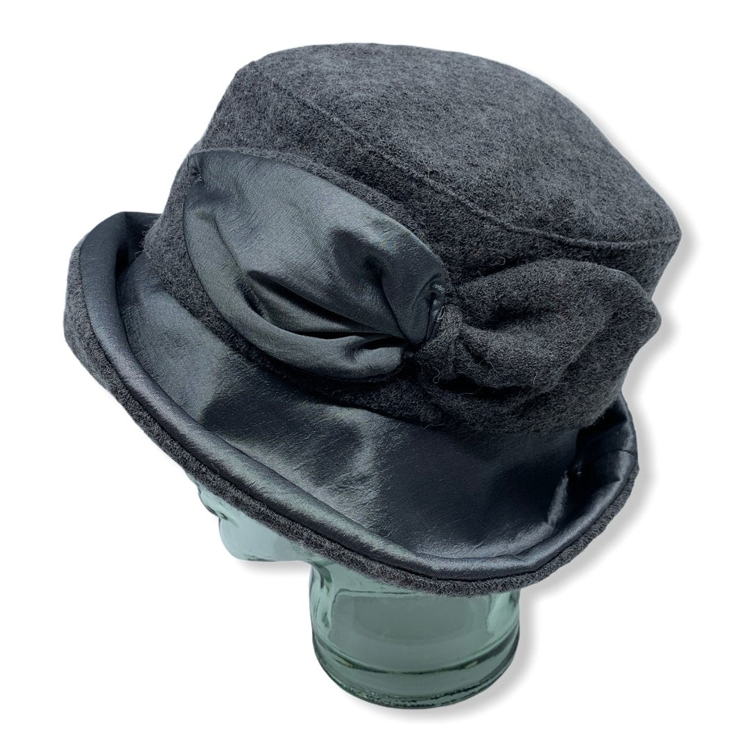 Chapeau cloche d'hiver gris avec taffeta | Large rebord | Femme | Fabriqué au Canada | Montreal | Genevieve Dostaler 