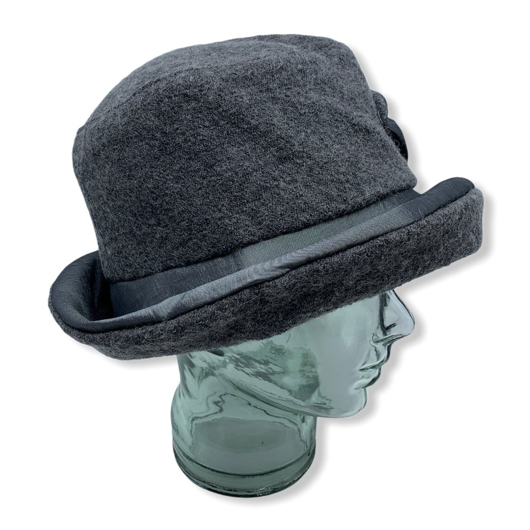 Chapeau cloche d'hiver gris avec taffeta | Large rebord | Femme | Fabriqué au Canada | Montreal | Genevieve Dostaler 