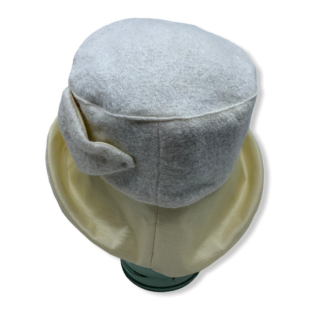 Chapeau cloche d'hiver blanc avec taffeta | Large rebord | Femme | Fabriqué au Canada | Montreal | Genevieve Dostaler