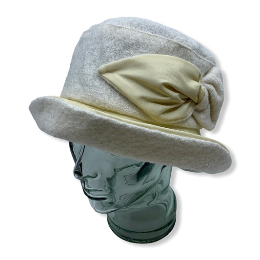 Chapeau cloche d'hiver blanc avec taffeta | Large rebord | Femme | Fabriqué au Canada | Montreal | Genevieve Dostaler