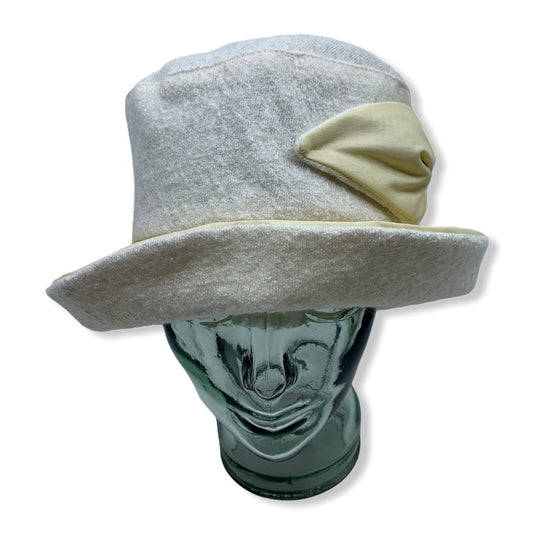Chapeau cloche d'hiver blanc avec taffeta | Large rebord | Femme | Fabriqué au Canada | Montreal | Genevieve Dostaler 