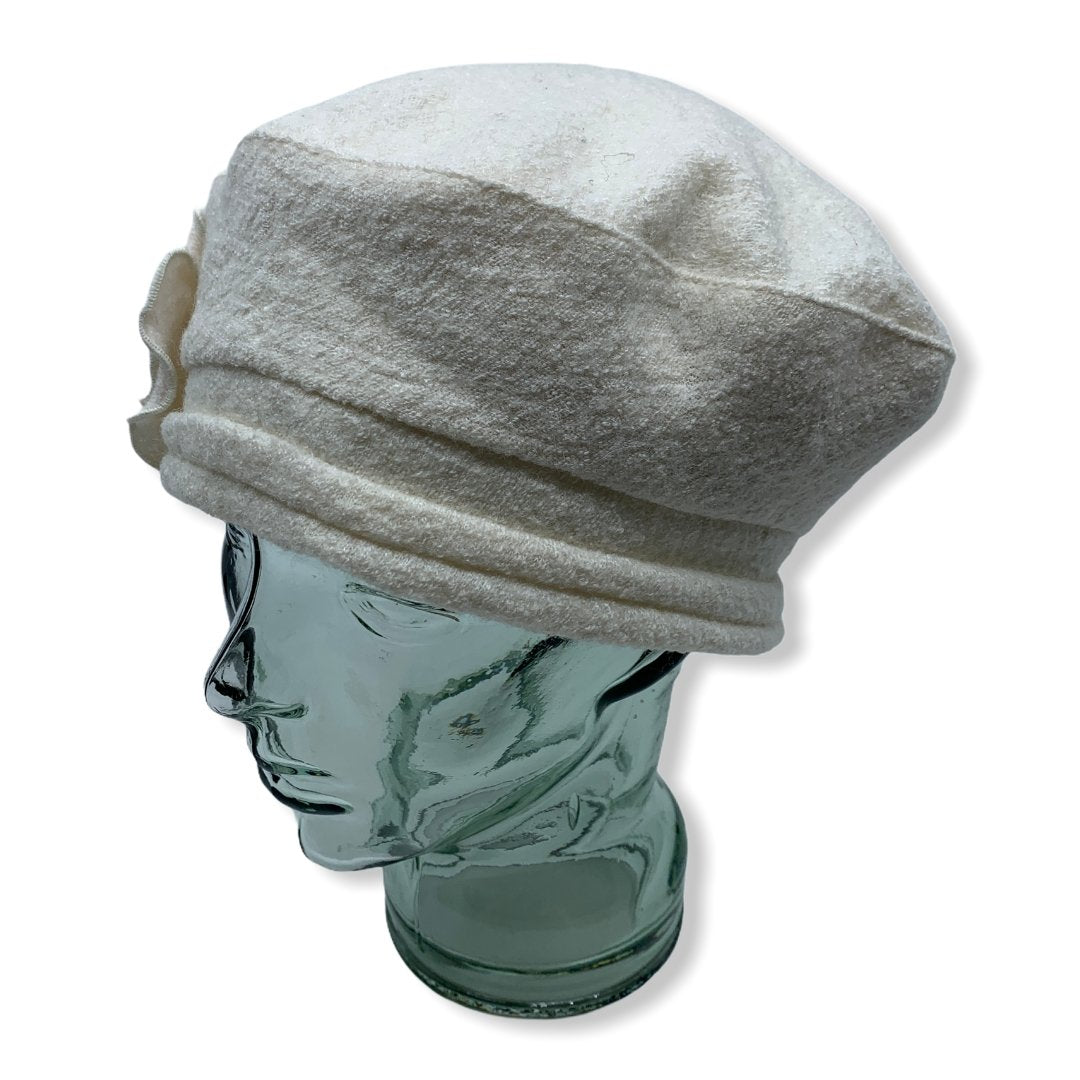 Beret d'hiver blanc | fleur | Femme | Chapeaux | Fabrique au Canada | Montreal | Genevieve Dostaler