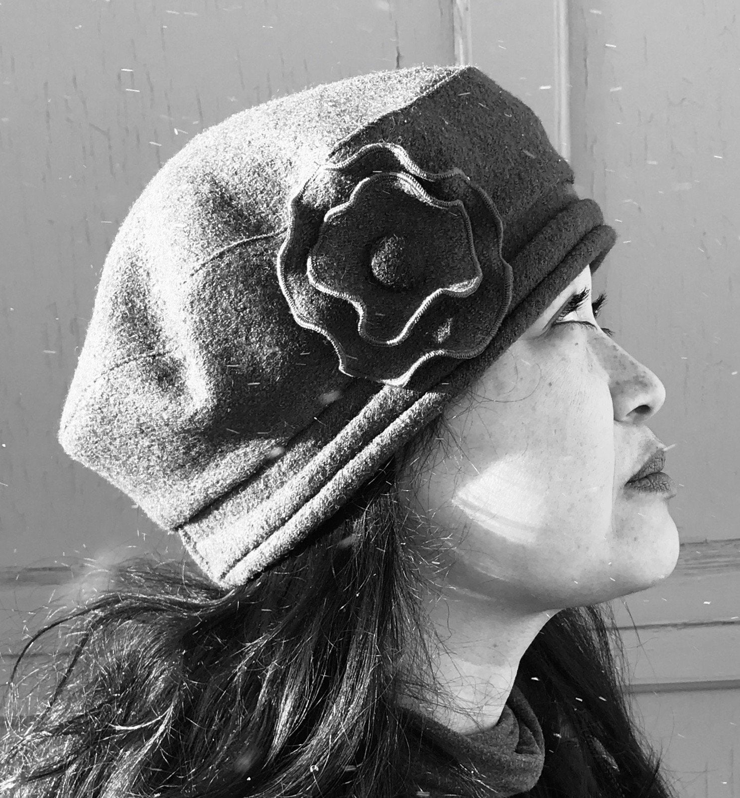 Beret d'hiver noir | fleur | Femme | Chapeaux | Fabrique au Canada | Montreal | Genevieve Dostaler