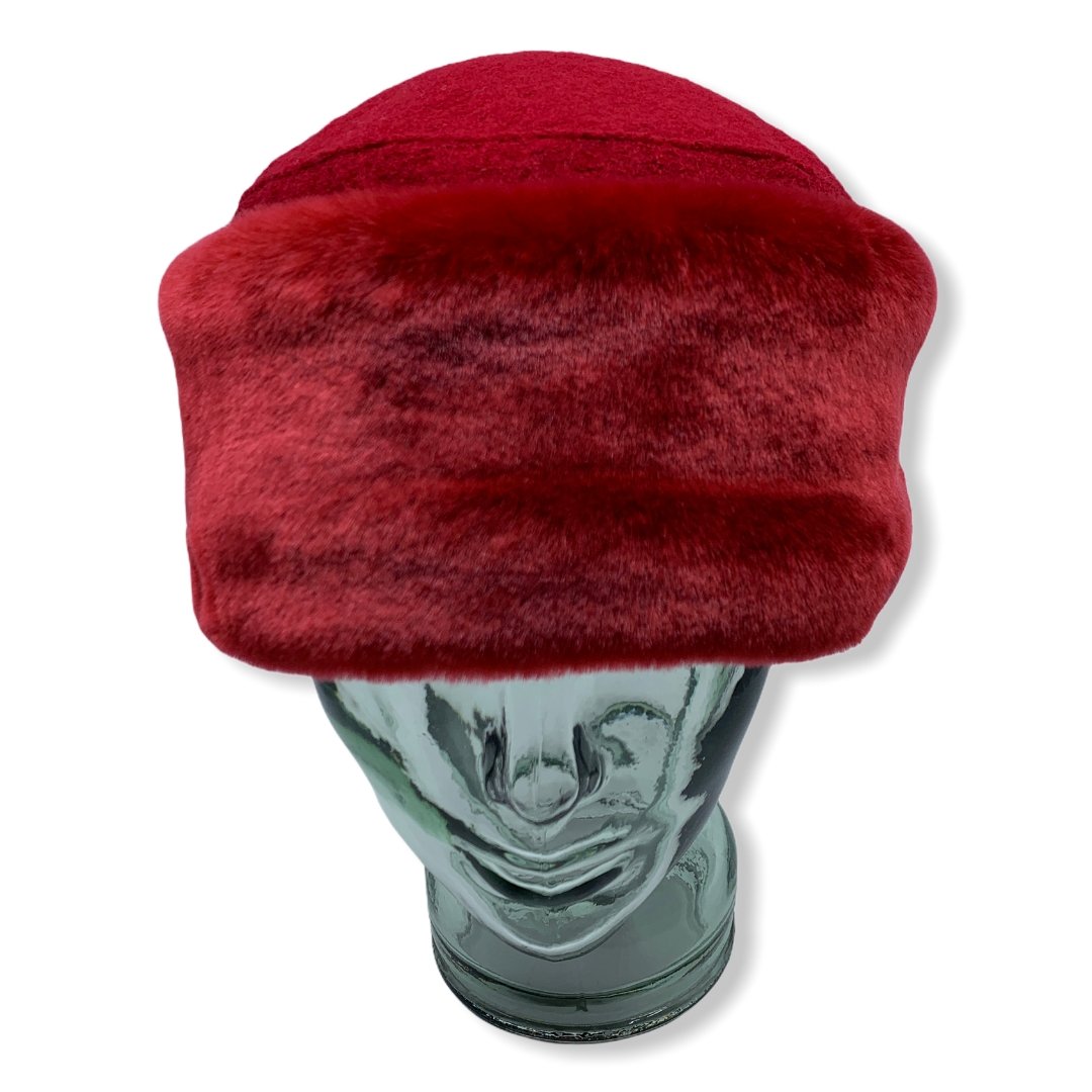 Toque russe rouge | Fausse Fourrure | laine Bouillie | Chapeaux | Fabriqué au Canada | Montreal | Genevieve Dostaler