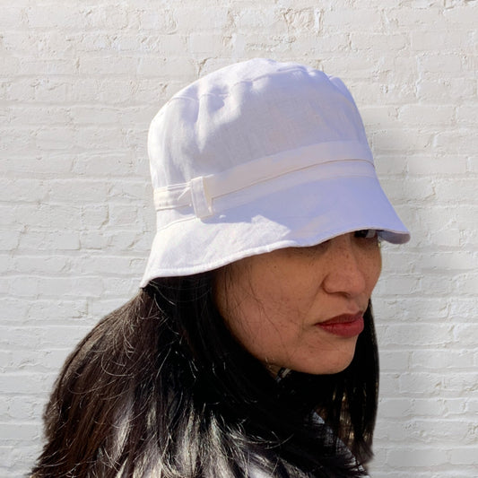 Chapeaux d'été en lin de qualité supérieure, ajustable avec protection solaire UV50+. Fait au Québec, Montréal, Canada par Geneviève Dostaler. Disponible en plusieurs couleurs. Parfait pour compléter votre look avec style et confort.